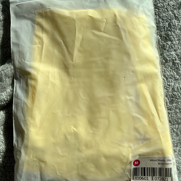 Buffbunny Yellow Activewear Set - Picture 4 of 4